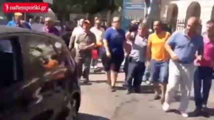 Αποδοκιμασίες και μπουκάλια με νερό κατά του Προκόπη  Παυλόπουλου