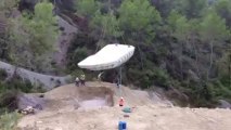 Livraison d'une piscine coque polyester par hélicoptère