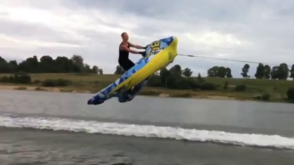 Une bouée gonflable tracté par un jet-ski à pleine vitesse
