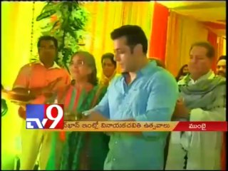 Salman Khan offers puja to Ganapati in Mumbai