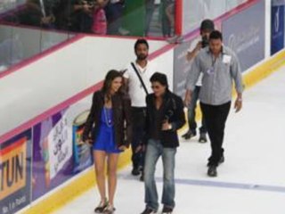 Shahrukh And Deepika Get Cosy In Happy New Year