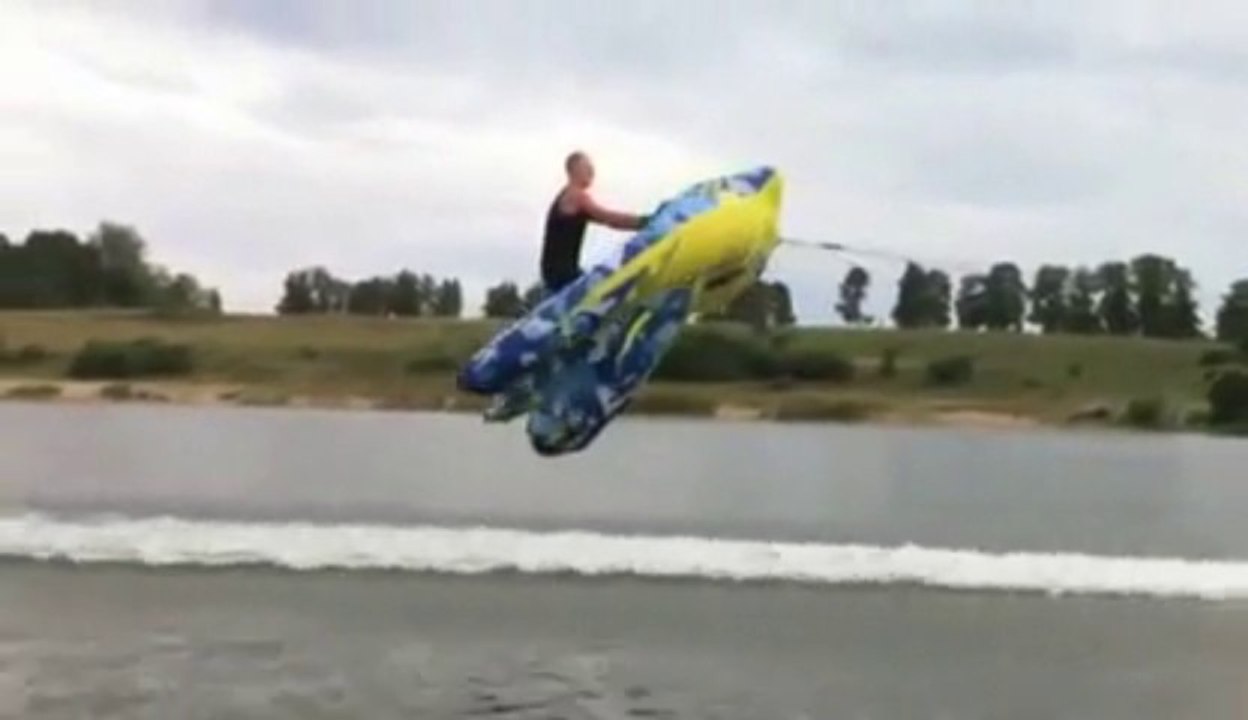 Bouée tirée par un Jet Ski - le gars s'envole!