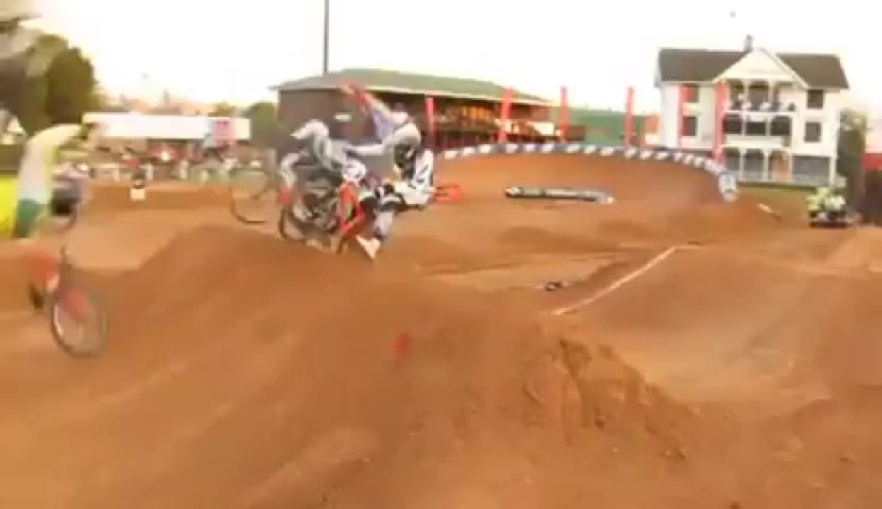 Effet domino en course de BMX - Très grosse chute!