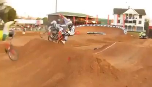 Effet domino en course de BMX - Très grosse chute!