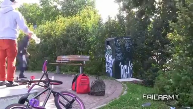 Les meilleurs FAIL et gamelles de la rentrée. BMX, accident de voiture, de moto ou de bateau, gars idiots et débiles...
