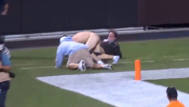 Un streaker dans un match de foot US se fait plaquer!