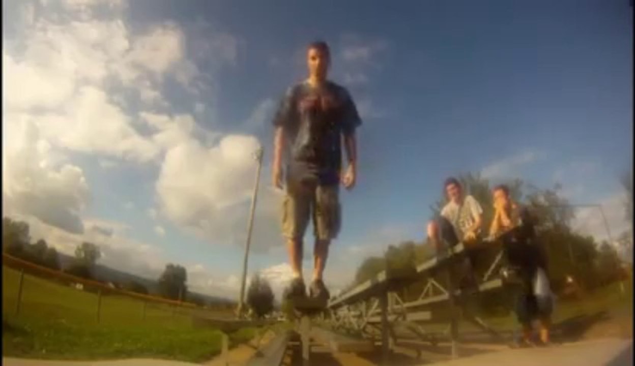 L'abruti du mois - Tête la première sur une chaise!