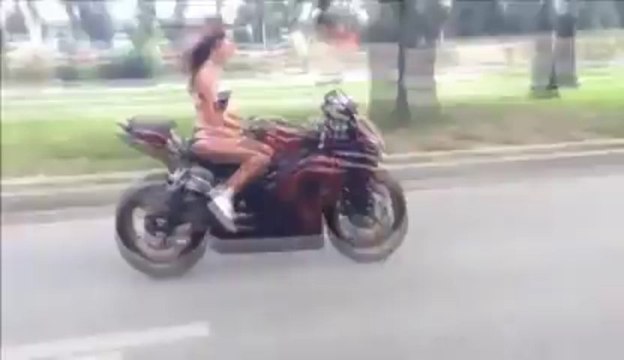 Moto Stunt in bikini - Cute girl!!