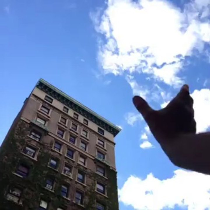 Nettoyer les nuages de New York à la main... Trop beau!!