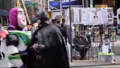 Tutuklu arkadaşına destek için demir kafese girdi