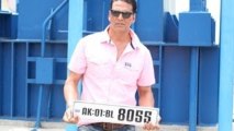 Akshay's Fan Gifts Him A BOSS Number Plate On His Birthday!