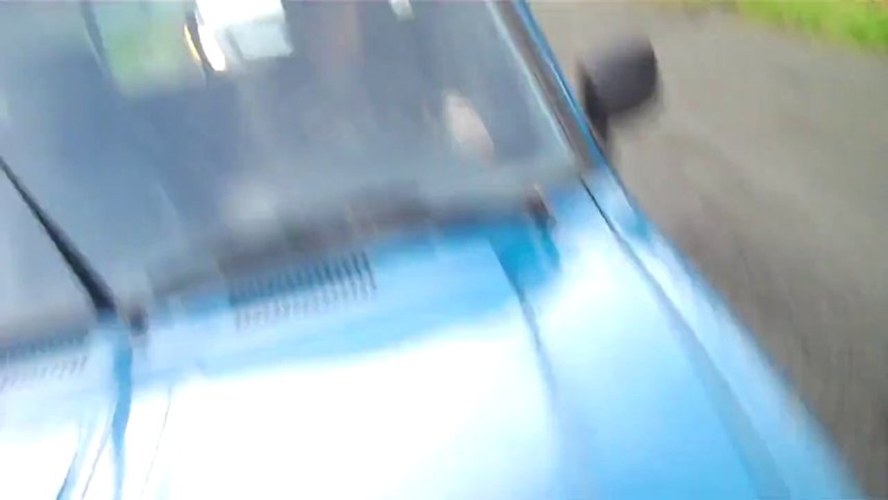 Un mec qui jette des ordures sur la route se punit tout seul