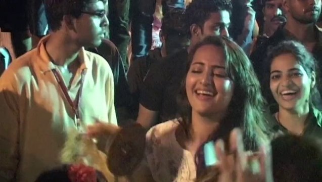 Sonakshi Sinha Dances At Salman Khan Ganpati Visarjan 2013 – Must Watch