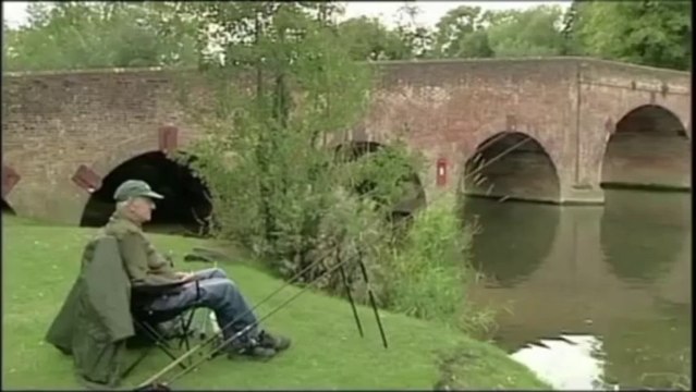 Une boîte à lettres apparaît mystérieusement sous un pont sur la Tamise