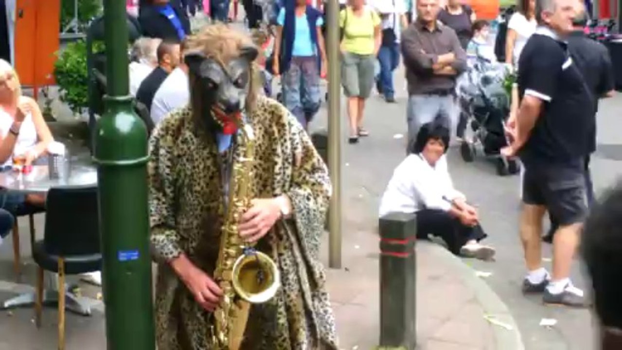 CLIP0012   Mister MADDOX  a la Braderie a Etterbeek video du Loup