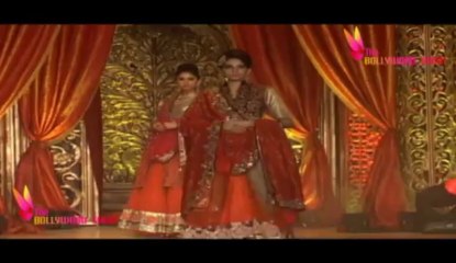 Models Sizzle The Ramp at The V P Show