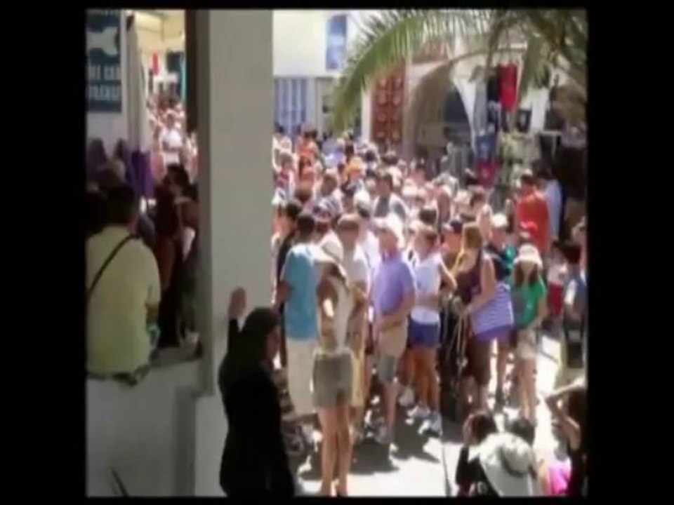 Κάγκελα και σκάλες στην Ακρόπολη των Αθηνών και στο τελεφερίκ της Σαντορίνης