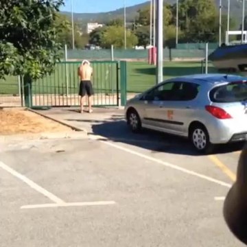 Rugby Matt Giteau se fait tirer dessus au pistolet à billes en guise de punition pour son retard à l'entraînement