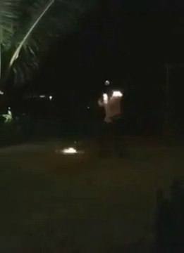 Un cracheur de feu ... prend feu!!! Chaud à la barbe!