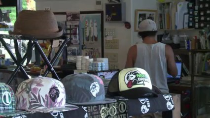 عشاق ركوب الأمواج لم يهجروا ساحل فوكوشيما