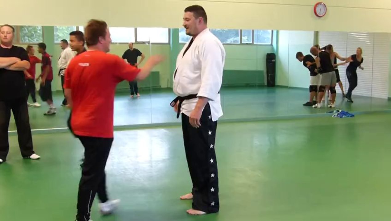 Mouscron: le self-defense testé par Nicolas Rooze (PS)