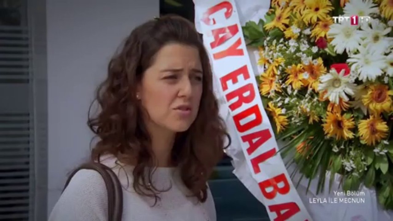 Leyla ile mecnun - hasta ziyaretine çelenk götüren erdal bakkal