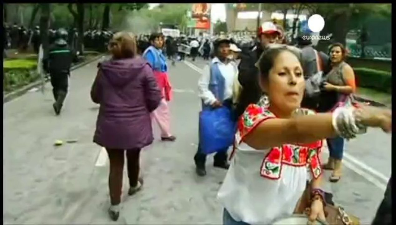 Eğitim reformuna öfkeli Meksikalı öğretmenler polis...