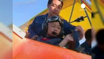 Un niño chino de 5 años pilota una avioneta