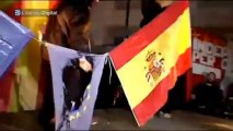Radicales independentistas queman la bandera de España y la foto del Rey