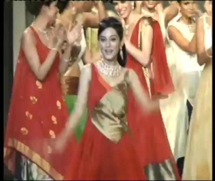 Amrita Roa Dancing and Mood in Fun While Walking on Ramp