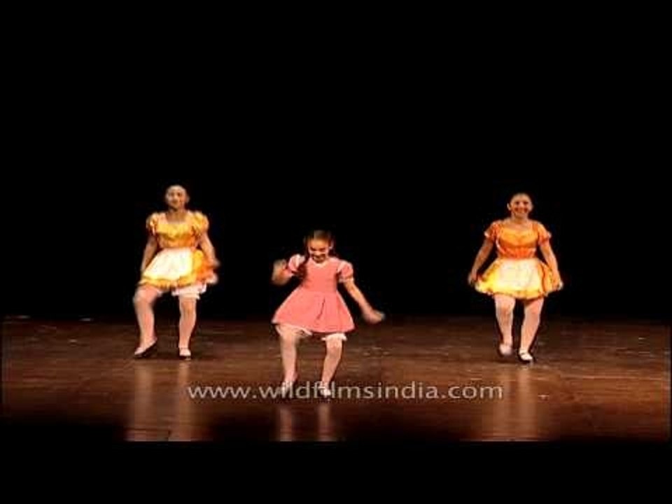 An eye pleasing performance by Armenian dancers