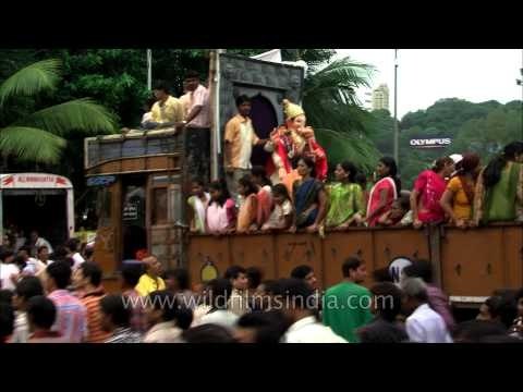 Maddening crowd on Mumbai streets: Mumbai on Ganesh Chaturthi