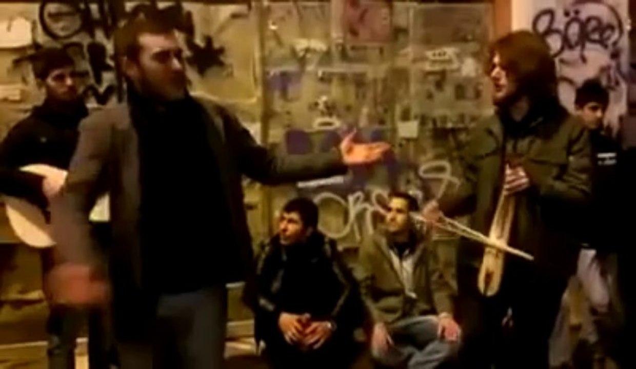 İstiklal Caddesi'nde Kafası Güzel Karadenizli(HARİKA SÖYLÜYOR)
