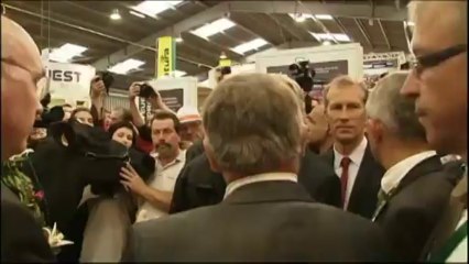 Ayrault hué par des agriculteurs en colère à Rennes