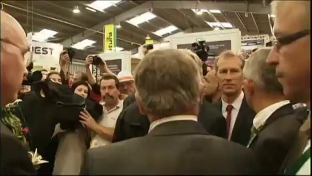 Ayrault hué par des agriculteurs en colère à Rennes