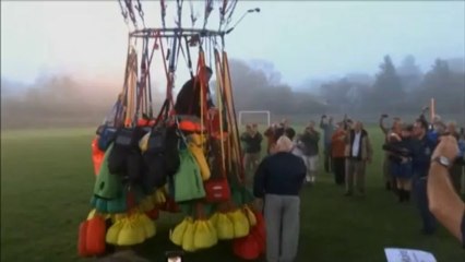 Il tente de traverser l'Atlantique, porté par des centaines de ballons