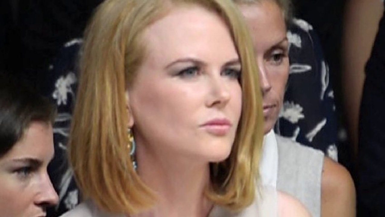 Nicole Kidman Hit By Paparazzo In Bicycle - Nicole Kidman Knocked Down By Photographer