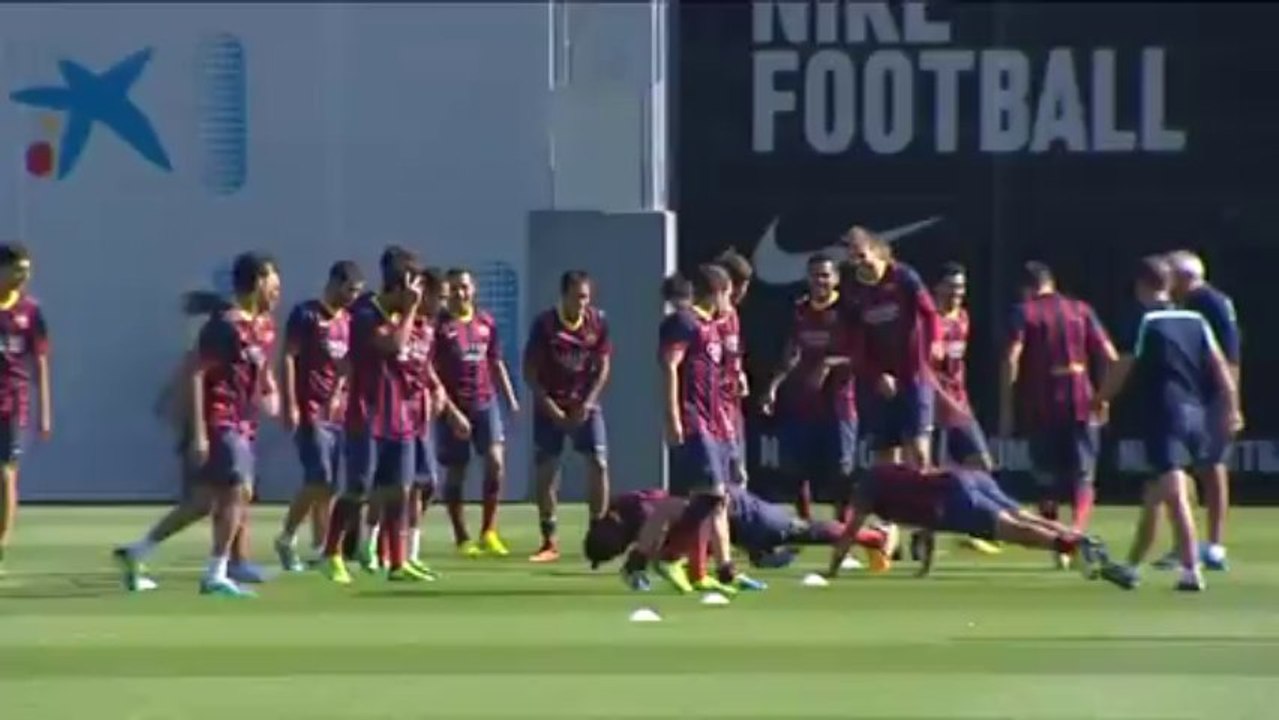 El capitán Carles Puyol empieza a ejercitarse con el resto del grupo