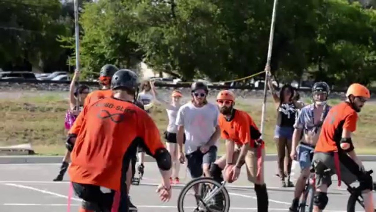 Du football sur monocycle