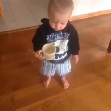 La chute de bébé la plus mignonne... Pauvre ptit bout d'chou!!