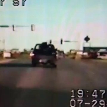 Fuir les flics en voiture... Et se faire exploser par un train !! Gros accident...!!