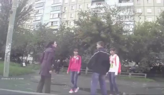 Justicière écolière - Elle dégomme un gars qui agresse sa copine!