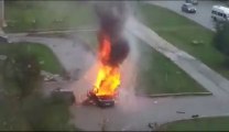 Grosse explosion d'une voiture en pleine rue!