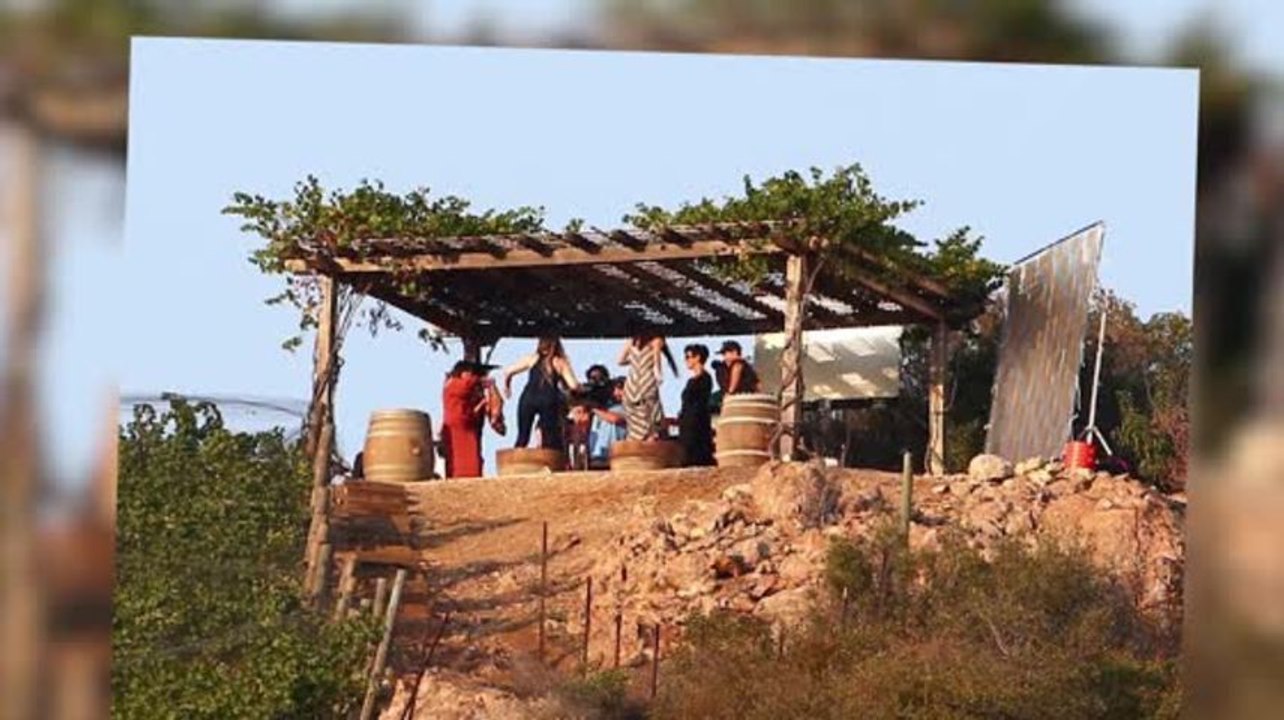 Die Kardashians beim Wein machen