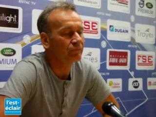 Jean-Marc Furlan réagit face au coup d'envoi du match donné pour Tya, une petite fille handicapée