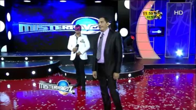 Adriana se molesta en Premios Fama