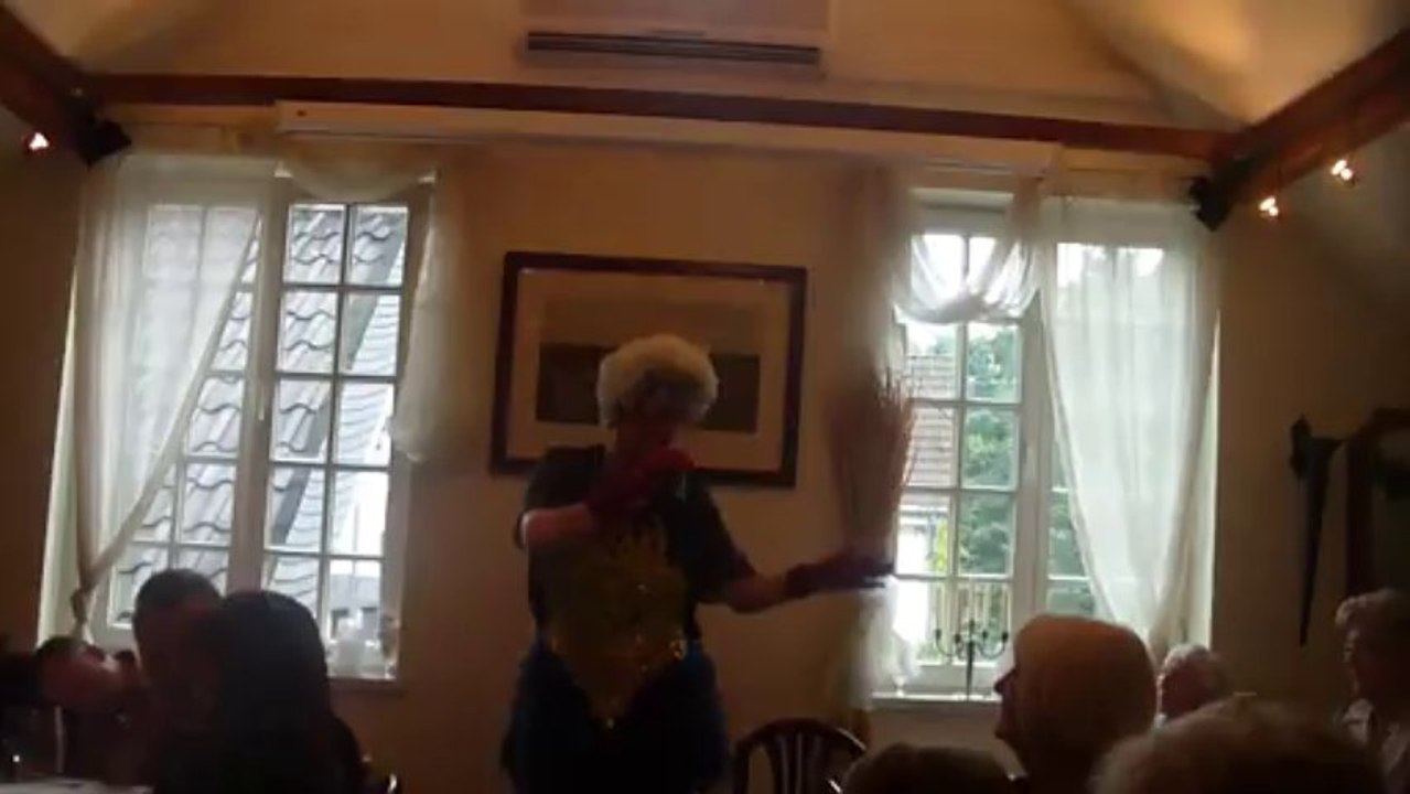 Travestiekunst Miss-Lili Die Party Queen www.Travestie-Kuenstler.de