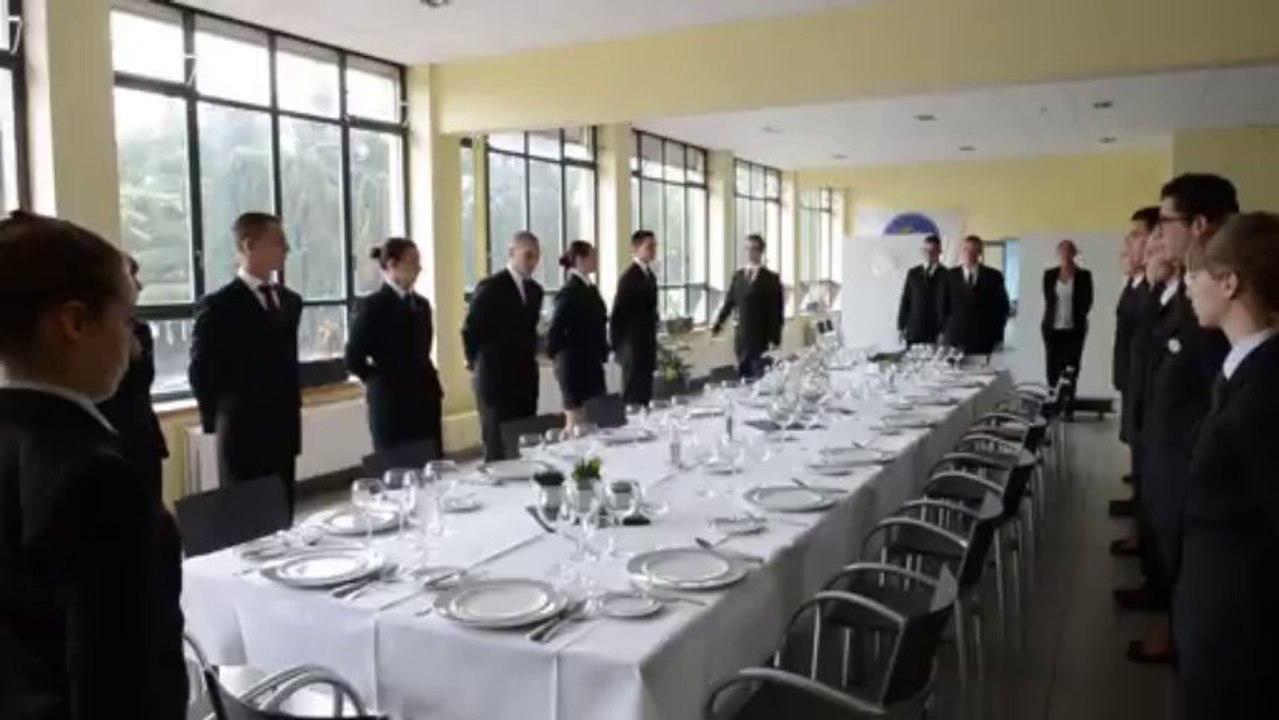 Les élèves de Saint Ghislain préparent le service pour servir la famille royale. Eric Ghislain