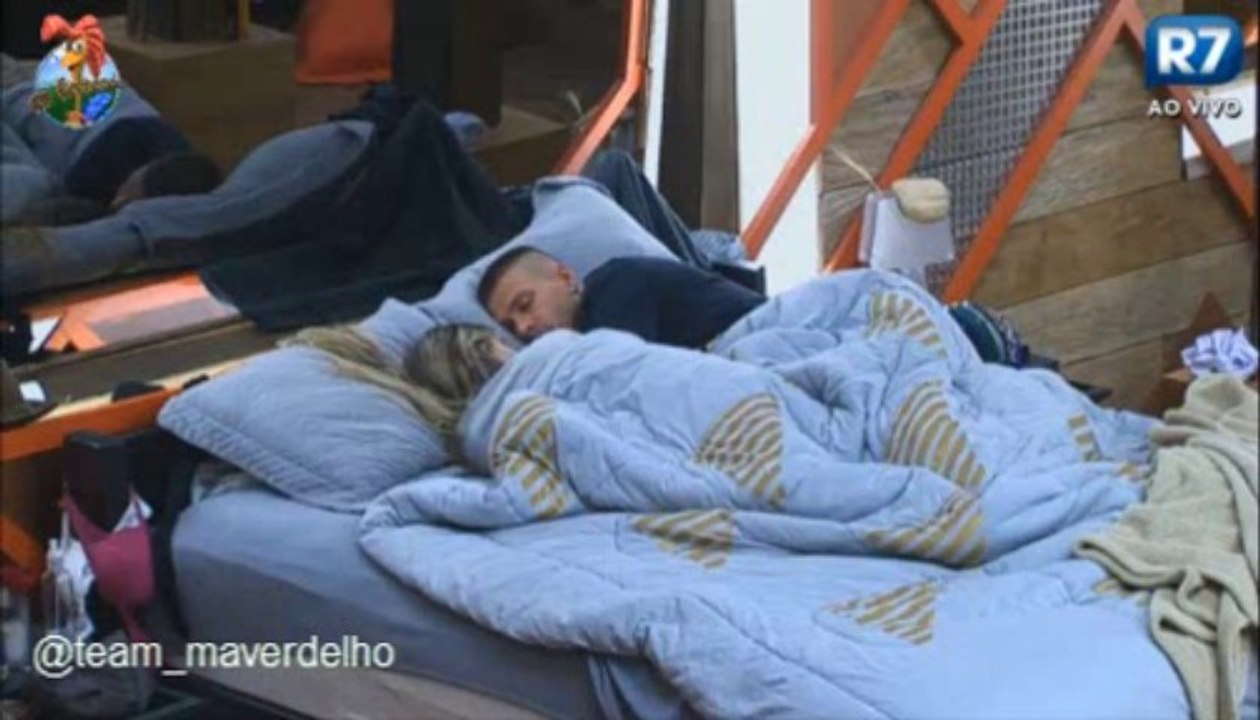 Barbara e Mateus se divertem na cama, tarde 13/09