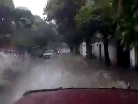 Así navegaron conductores las calles de Altamira tras las lluvias de este viernes
